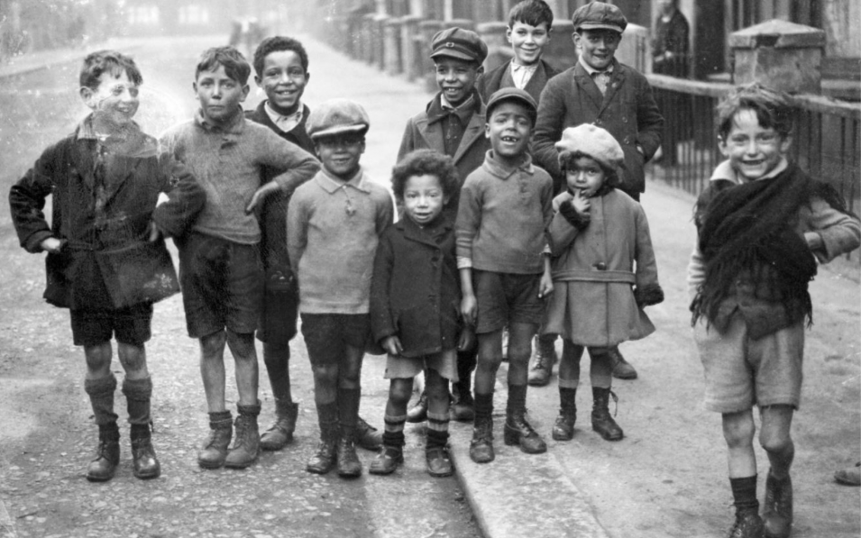 Crown Street Children, circa 1930. © Mary Evans Picture Library